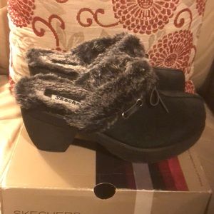 New SKECHERS Boogie Down  SIZE 7 Black Clogs.